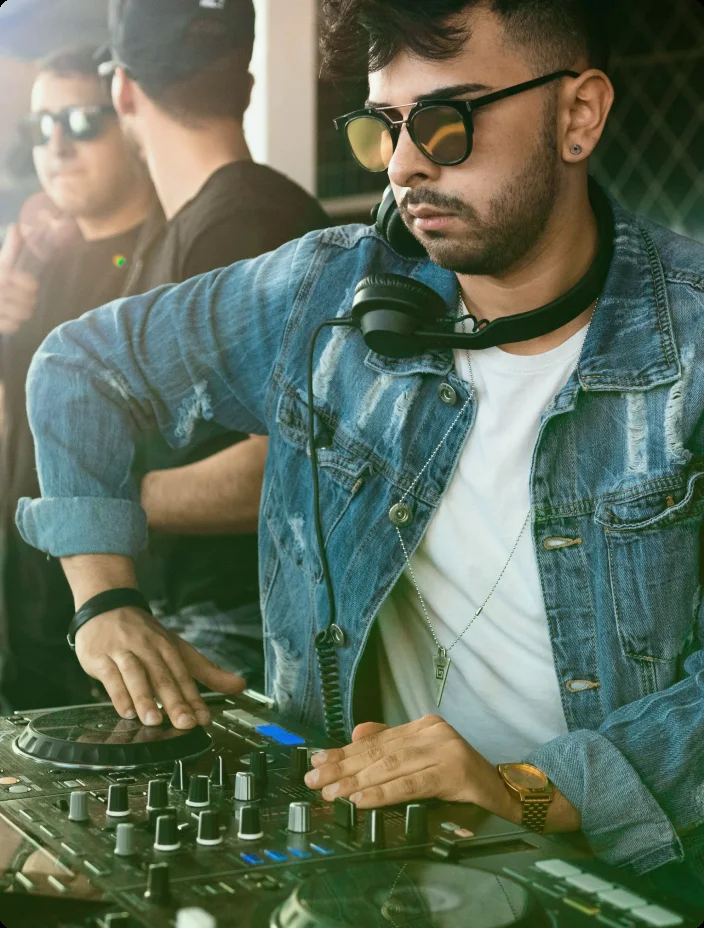 DJ tocando em uma festa, visto de perto