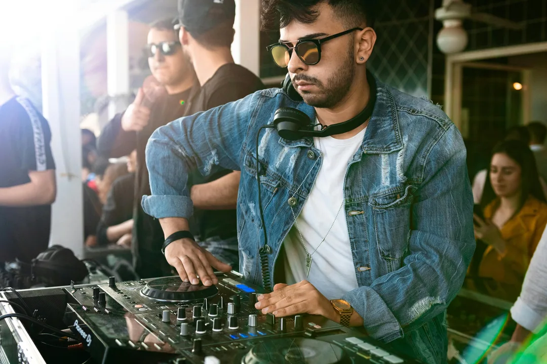 DJ tocando para o público em uma festa ao ar livre
