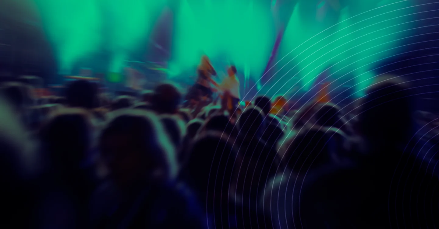 Público em um show com luzes de palco